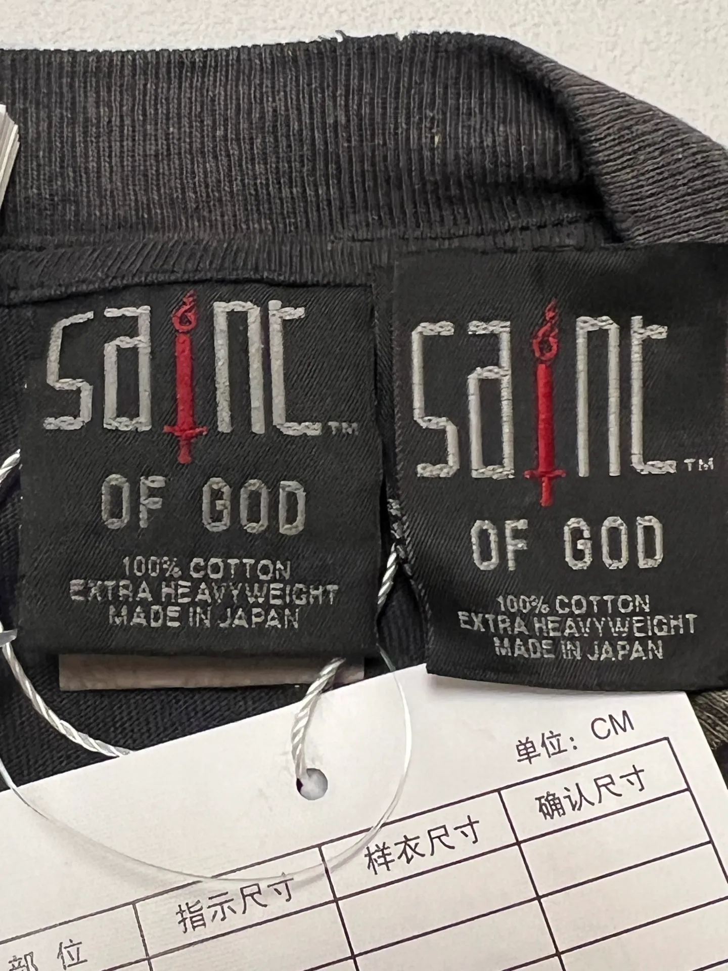Customized original co-branded main label/wash label SAINT Mxxxxxx × FEAR OF GOD FG_SS TEE/SNT OF GOD/BLK 25SS Heavy FOG co-branded model SAINT OF GOD prayer short sleeves Washed black S-XL This season's blockbuster co-branded model FOG manager JERRY personally carries the goods. The SAINT OF GOD series co-branded has gained quite a lot of buzz. Top-notch printing technology uses silver sand and cracked pulp on the front and rear panels for deep restoration.